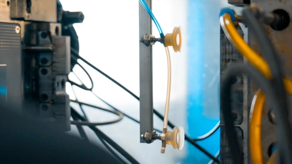 Get the parts out the injection molding machine by the CNC demolding method